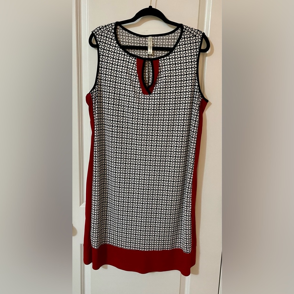 Sleeveless, crew neckline, sheath, print checkered pattern dress.